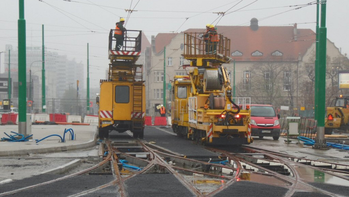 Już pojutrze (w piątek 20 listopada) przywrócony zostanie ruch tramwajowy na rondzie Kaponiera. Ekipom MPK udało się zakończyć prace związane z montażem nowej sieci trakcyjnej na Moście Uniwersyteckim wcześniej, niż planowano.
