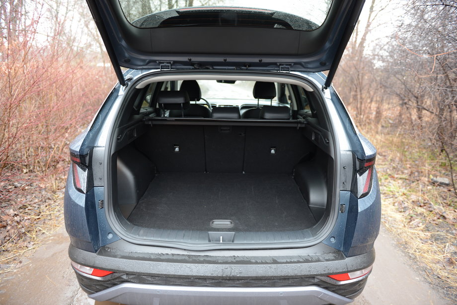 Hyundai Tucson HEV ma ponad 600-litrowy bagażnik. Na pewno wystarczy na rodzinny wyjazd.