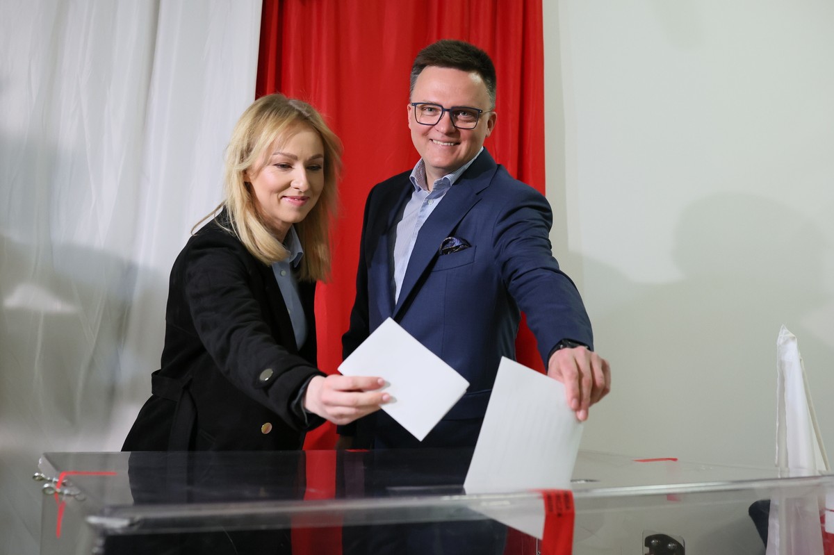 W drugiej turze wyborów prezydenckich musimy dać szansę Rafałowi Trzaskowskiemu - powiedział wieczorem, po ogłoszeniu sondażu Szymon Hołownia