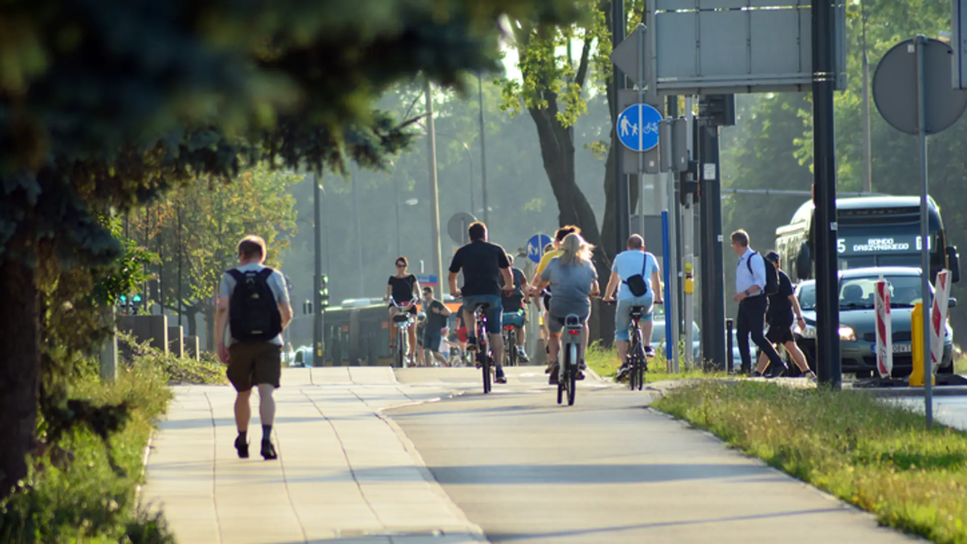 Rowerzystka potrąciła 4-latkę na chodniku i odjechała - trwają poszukiwania