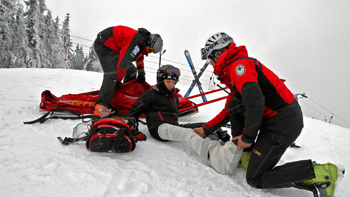 Mimo zmiany prawa, nad bezpieczeństwem narciarzy na ponad 400 stokach w całej Polsce nadal będą czuwać głównie ratownicy górscy. Do wykonywania zawodu ratownika narciarskiego zgłasza się mało chętnych, tylko 18 osób w kraju ma odpowiednie uprawnienia.