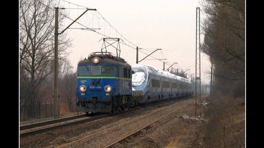 Zepsute Pendolino ciągnięte przez EU07. Ten mem jest hitem