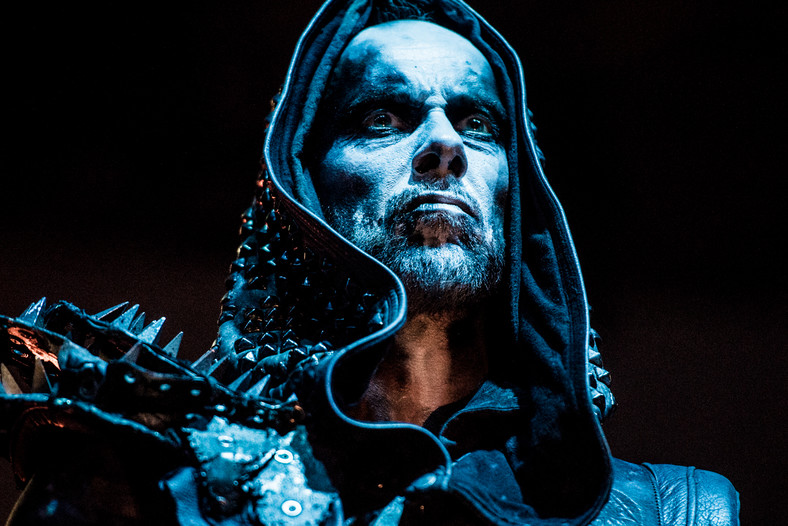 Nergal podczas wstępu grupy Behemoth w Hali Wisły w Krakowie