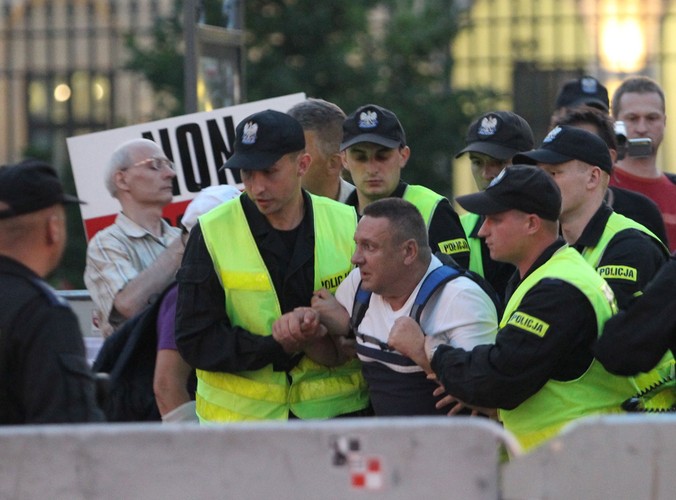 Usunęli obrońców krzyża