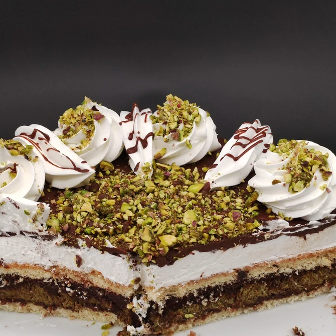 Iako ne sadrži jaja, mleko i puter, Dubai torta osvaja ukusom