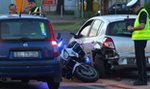 Policjant w pościgu na motocyklu wbił się w clio