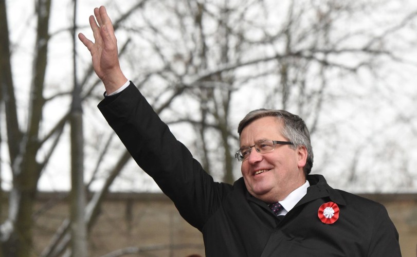 Bronisław Komorowski na marszu KOD