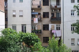 "Ovako izgleda kad sirotinja u stanu od 100 kvadrata nema mesta, stalno to rade!": Slika iz jedne stambene zgrade u Beogradu sve zgrozila