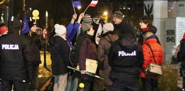 Obraz nędzy i rozpaczy przed Sejmem. Zostali otoczeni przez policję i zostawieni przez... opozycję