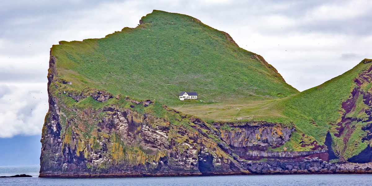 Samotny dom położony jest na środku wyspy.