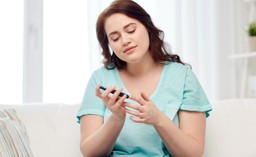 Zasiłek pielęgnacyjny 215,84 zł dla osób z cukrzycą. Dotyczy zarówno typu 1, jak i 2 - kto dostanie?