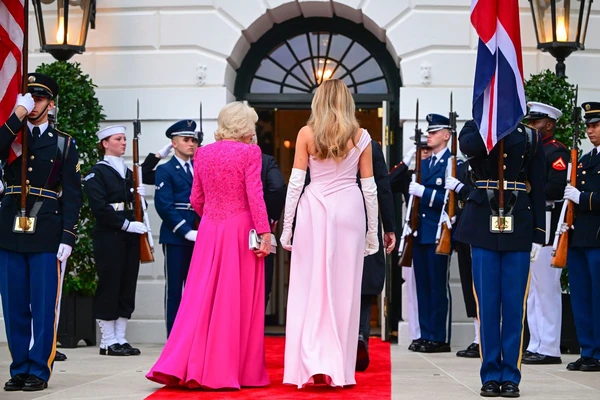 "MELANIJA, ZADNJICE ĆE NAM BITI MOKRE", Kamila rekla ovo prvoj dami, ona ZANEMELA - tražila da joj sve ponovi: Čitač s usana DEŠIFROVAO o čemu su razgovarale i IMAMO NOVI HIT 