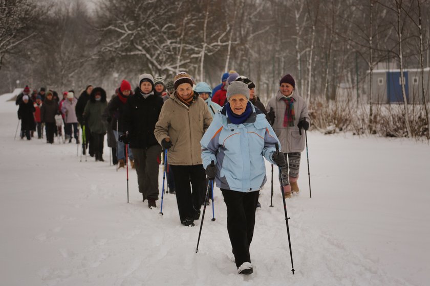 90-latka obchodziła urodziny na zajęciach nordic walking