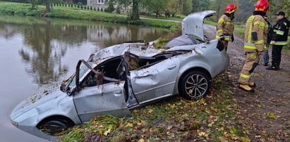 Samochód dachował i wpadł do stawu. Czego przestraszył się nastoletni kierowca?