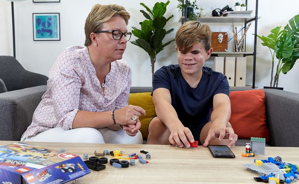 LEGO pomaga dzieciom z upośledzeniem wzroku budować i uczyć się poprzez zabawę klockami