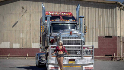 Tudja, ki ez a dögös csaj a kamion előtt? – fotók