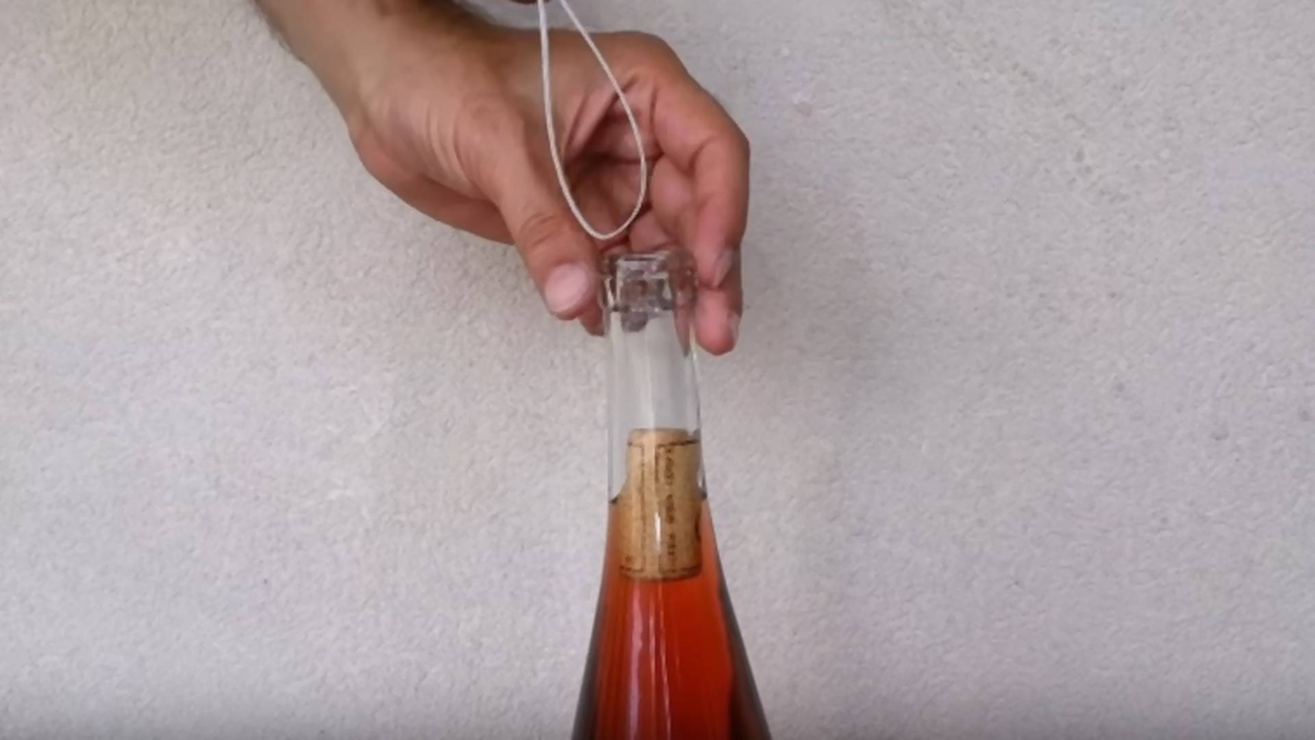 Kako da za manje od 10 sekundi izvadite iz flaše čep koji je upao u nju