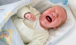 Kolki u noworodka - pierwsza pomoc. Jak wygląda napad kolki niemowlęcej?