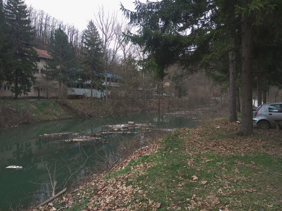 Rast vodostaja na rekama usled topljenja snega na planinama doneo je sa sobom i plutajuća ostrva smeća baš kao što je to na Resavi kod mesta Vodna.