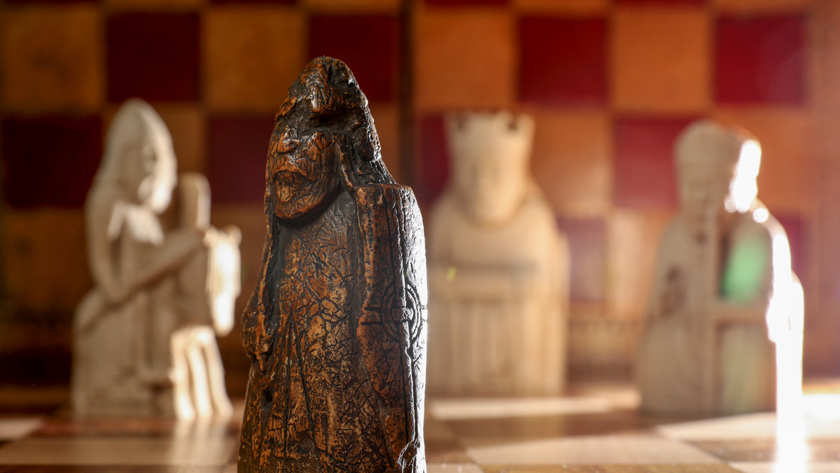 Brytyjski kolekcjoner w 1964 r. kupił za 5 funtów szachową figurę. Bierka okazała się częścią kompletu średniowiecznych szachów z Lewis - bezcennego zabytku wykonanego z kła morsa. Właśnie potwierdzono autentyczność artefaktu, który w lipcu trafi na aukcję.