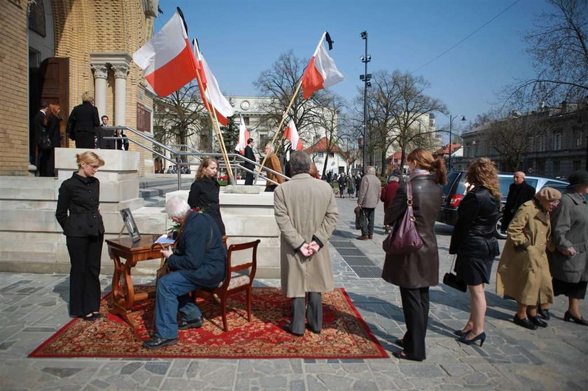 Uroczystości pogrzebowe zmarłej tragicznie w katastrofie prezydenckiego samolotu pod Smoleńskiem prezes Naczelnej Rady Adwokackiej mec. Joanny Agackiej-Indeckiej rozpoczęły się w poniedziałek przed południem w Bazylice Archikatedralnej w Łodzi