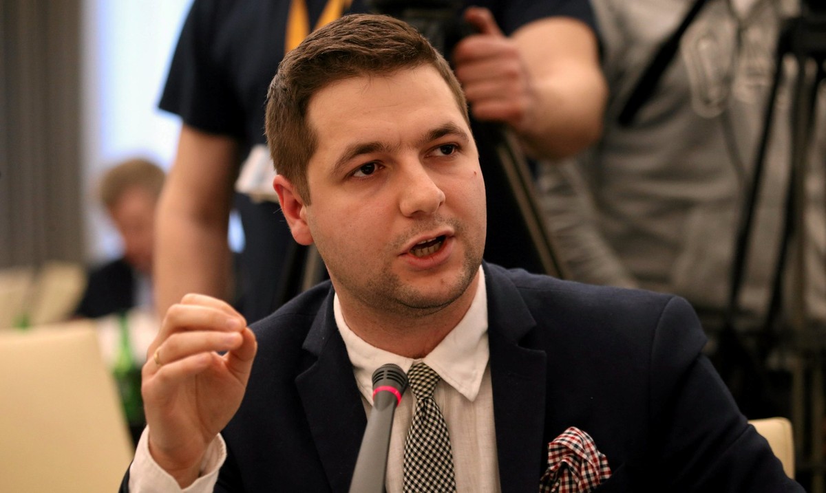 Patryk Jaki podczas prac senackiej komisji ustawodawczej nad ustawa o Trybunale konstytucyjnym autorstwa PIS . Fot . Kuba Atys / Agencja Gazeta