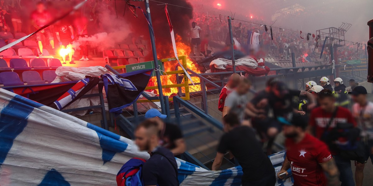 Co za głupota! Krakowscy chuligani podpalili stadion Wisły