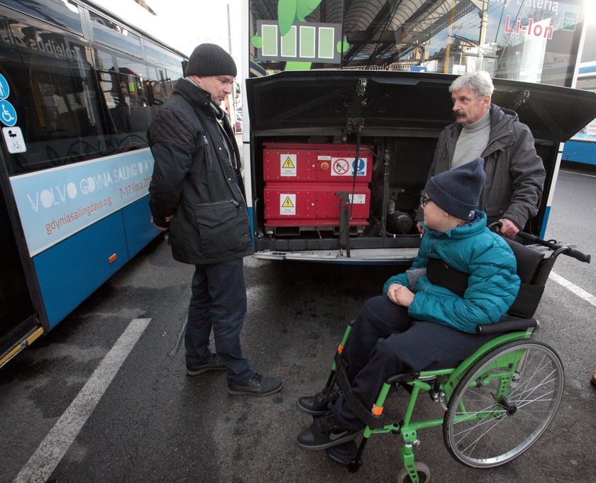 Kuba z tatą Andrzejem i panem Jarosławem Dąbrowskim z PKT