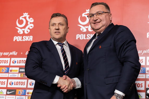 Czesław Michniewicz (po prawej) na konferencji prasowej, na której oficjalnie został zaprezentowany jako selekcjoner reprezentacji Polski. Do zdjęcia pozuje z prezesem PZPN Cezarym Kuleszą (31 stycznia 2022 r.)