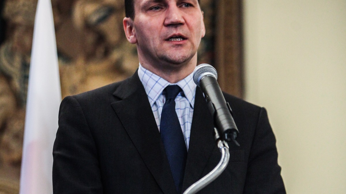 Szef MSZ Radosław Sikorski udaje się w środę z jednodniową oficjalną wizytą na Łotwę, gdzie spotka się m.in. ze swoim łotewskim odpowiednikiem Edgarsem Rinkeviczsem, a także z premierem Łotwy Valdisem Dombrovskisem oraz szefową łotewskiego parlamentu Solvitą Aboltiną.