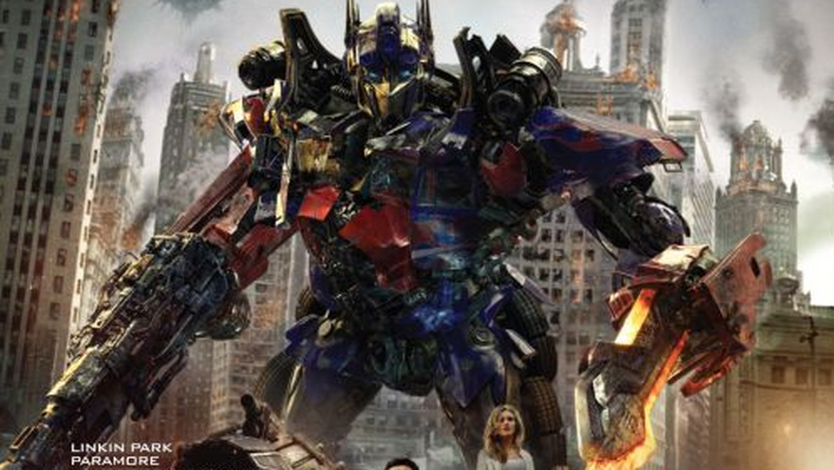 Obraz "Transformers: Dark Of The Moon" jest superprodukcją. Album nią nie jest. Nie jestem targetem tej kompilacji, zwanej szumnie ścieżką dźwiękową. Ale ci, dla których została sprofilowana, czyli odbiorcy gimnazjalno-wczesnolicealni, powinni oszaleć z radości.