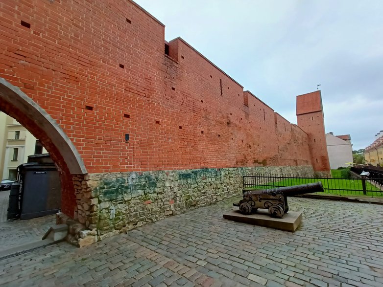 Muzeum Wojenne Łotwy i przylegające do niego mury