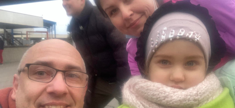 "To były dramatyczne wybory, kogo ewakuować". Lekarz przywiózł chore na raka dzieci do Polski