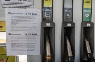 KE: Węgry dyskryminują zagranicznych kierowców kupujących paliwa na stacjach