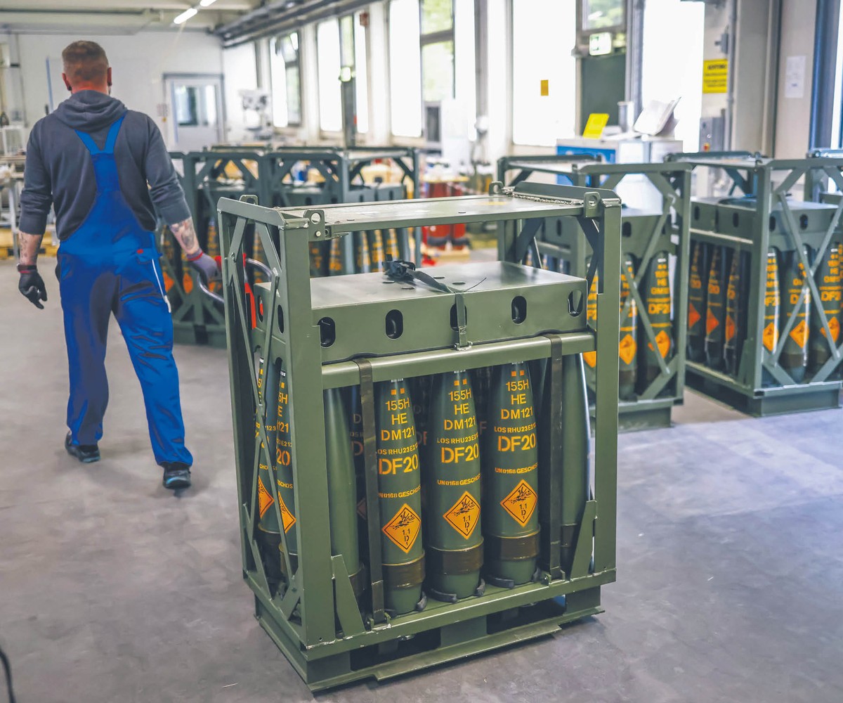 Produkcja pocisków artyleryjskich 155 mm w niemieckiej fabryce Rheinmetall AG