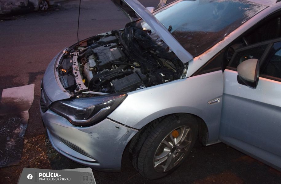 Polícia obvinila muža, ktorý v Bratislave výbušninou poškodil auto.