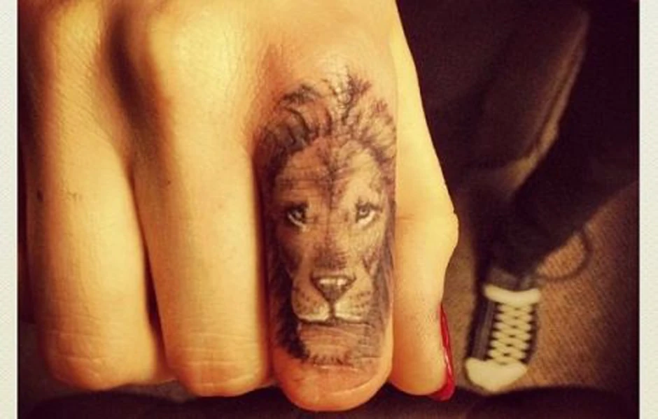 Tetovaža lava na Karinom prstu
