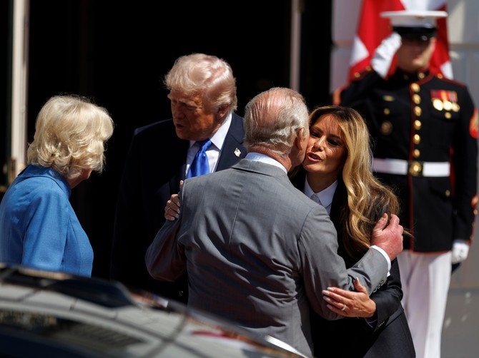 Kralj Čarls uhvatio Melaniju za nadlaktice, pa je prisno poljubio: Stručnjak za govor tela otkrio ovu skrivenu poruku