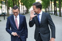 "De Telegraaf": Rutte obsypał Morawieckiego komplementami. O co chodzi?