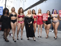 Tego jeszcze nie było! Rozebrane modelki plus size protestują na Tygodniu Mody w Londynie. FOTO