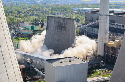 Tygodnie przygotowań. Tak runął gigantyczny komin w Elektrowni Łagisza [WIDEO]