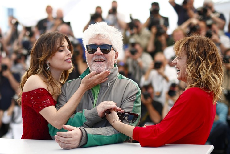 Almodovar i jego muzy – Emma Suarez i Adriana Ugarte podczas promocji filmu 'Julieta'