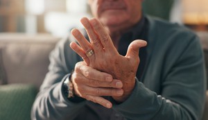 Jutarnja ukočenost ruku je jedan od ranijih simptoma mnogih bolesti zglobova.