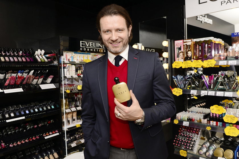 Radoslaw Majdan promuje swoje nowe perfumy "Vabun"