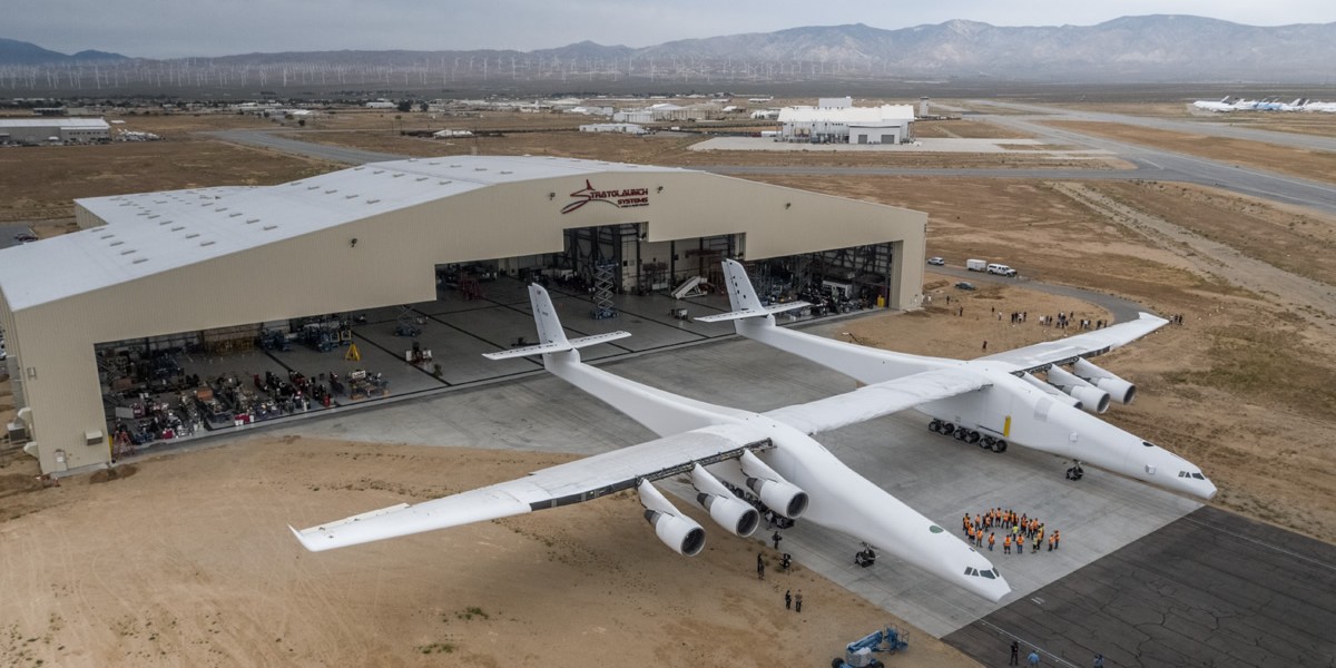 Stratolaunch to olbrzymi samolot, który ma pomagać w wynoszeniu rakiet w przestrzeń kosmiczną