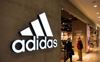 Adidas - pracownicy oskarżają firmę o rasizm. Odchodzi szefowa HR