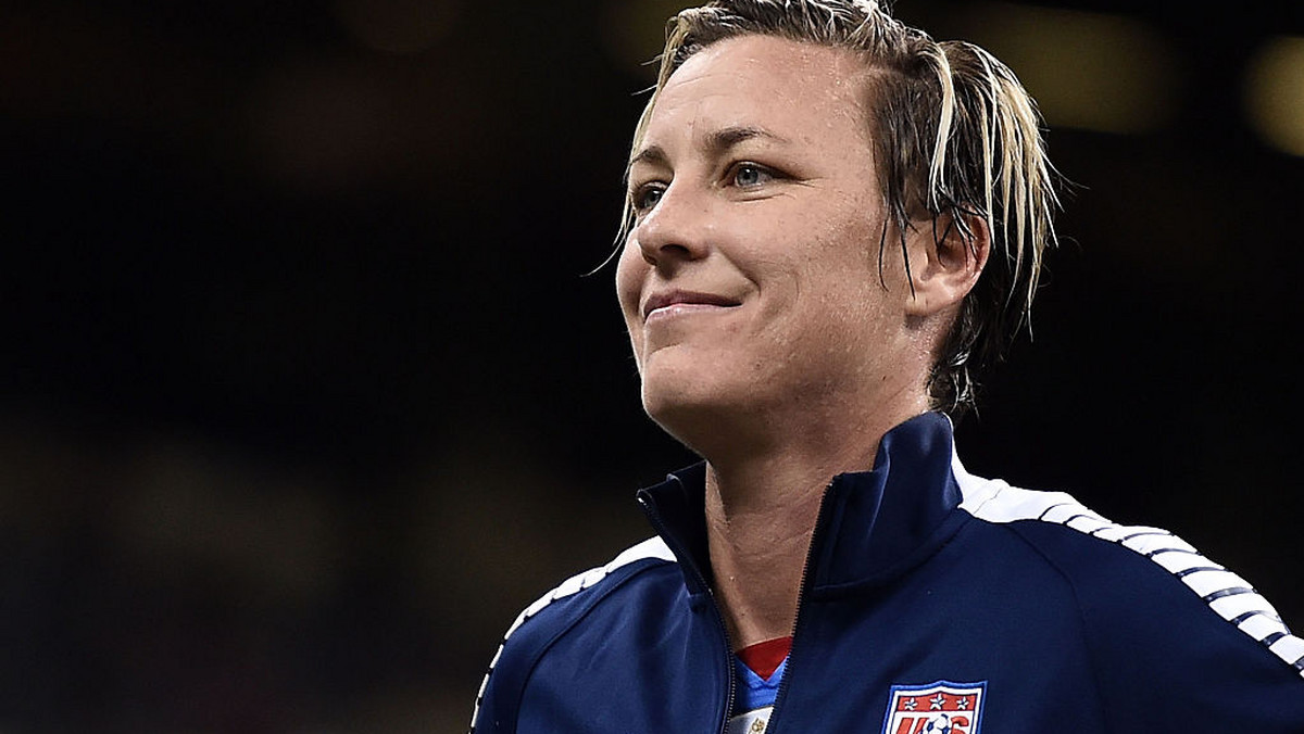 Legenda amerykańskiej piłki nożnej Abby Wambach skrytykowała swoją młodszą koleżankę Hope Solo, za jej wypowiedź o Szwedkach w trakcie igrzysk olimpijski w Rio. Przypomnijmy, że bramkarka USA nazwała swoje rywalki "tchórzami".