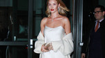 Rosie Huntington-Whiteley w koszuli nocnej na ulicy