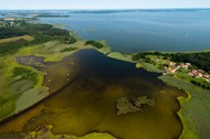 Szlak Wielkich Jezior Mazurskich. Na zdjęciu jezioro Warnolty, w tle Śniardwy