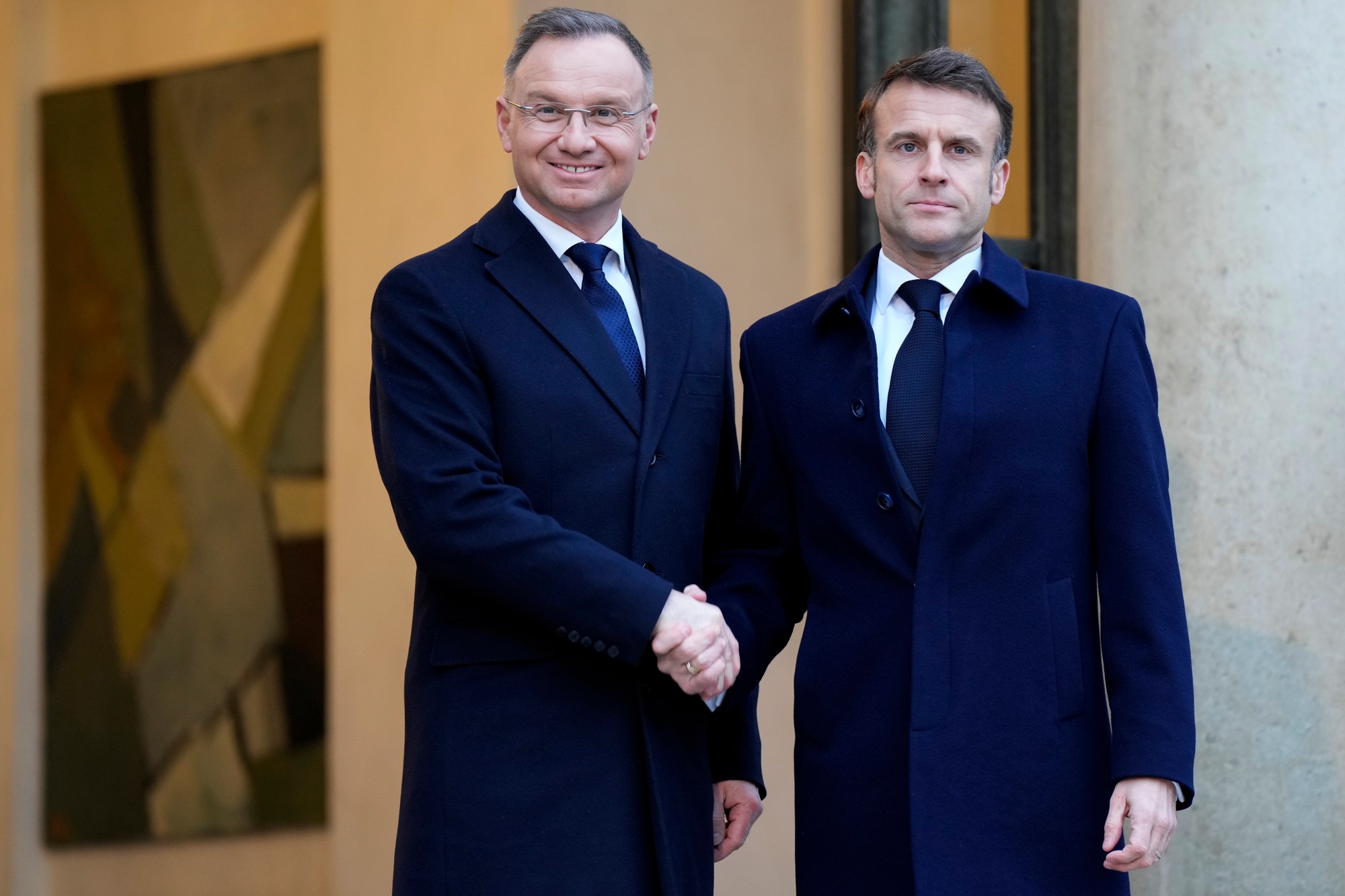 Poľský prezident Andrzej Duda (vľavo), ktorého víta francúzsky prezident Emmanuel Macron na medzinárodnú konferenciu na podporu Ukrajiny v Paríži.